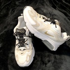 Women's size 8 Nike 200 air max